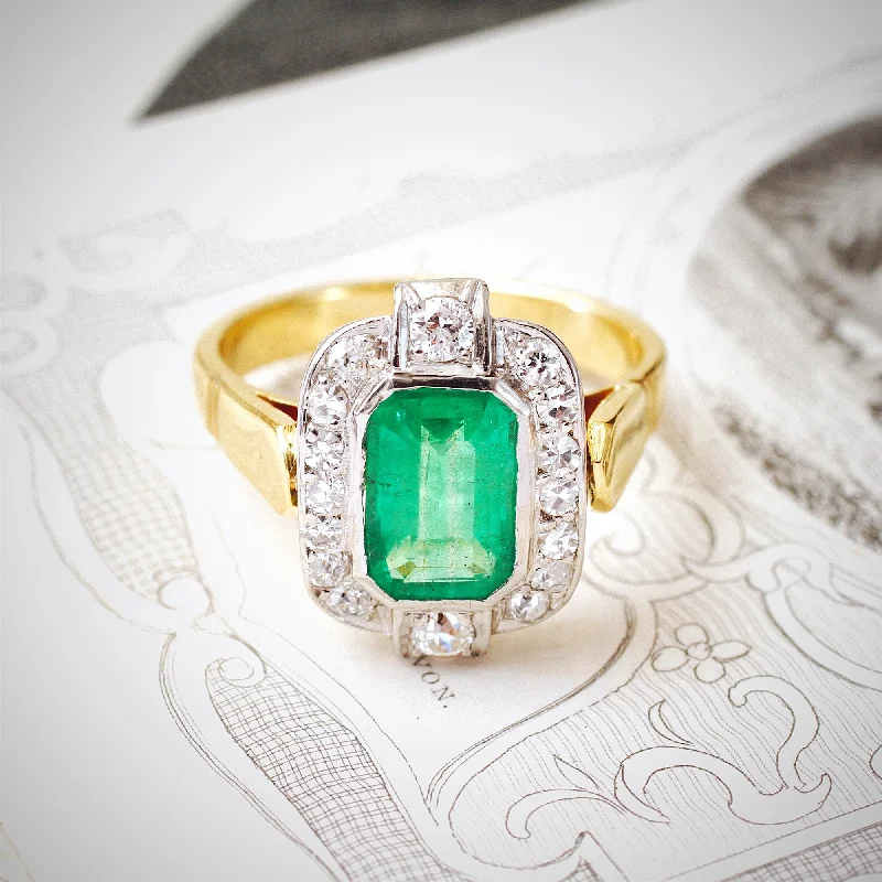 Tennis - Style Women's Rings with a Row of Round Diamonds in PlatinumFantastique 1970's Deco Emerald & Diamond Cocktail Ring